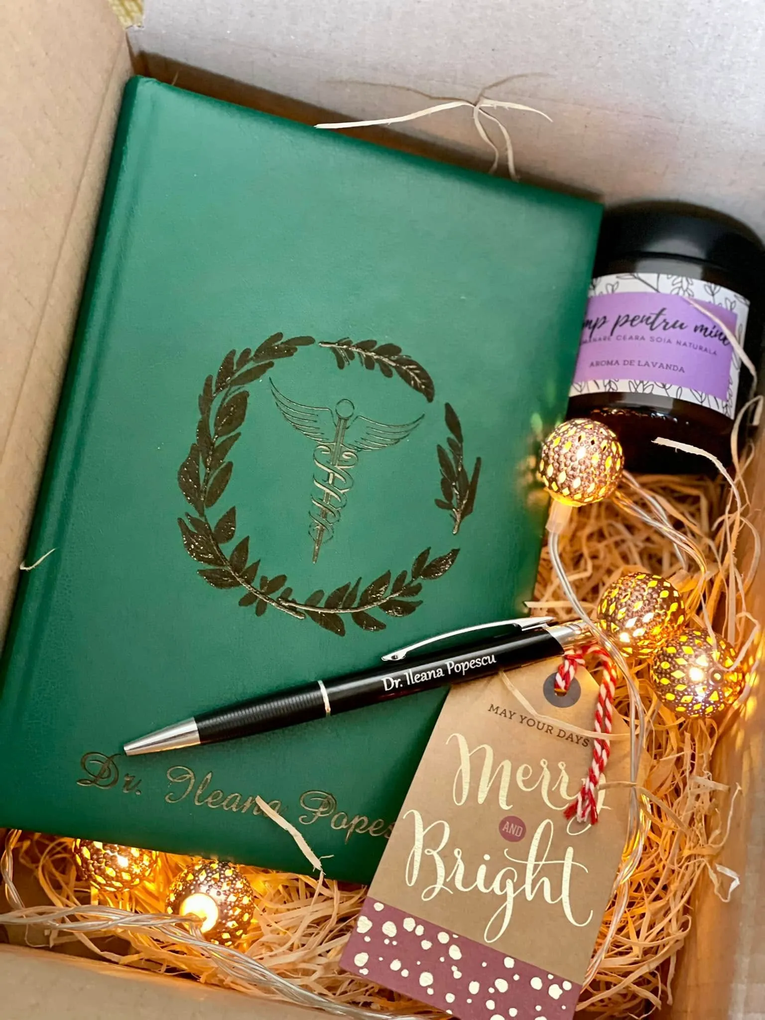 Pachet cadou cu notebook verde și pen branduit