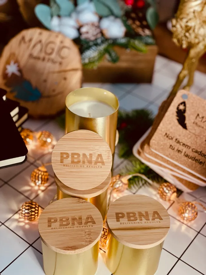 Lumânări în recipiente aurii, cu capace din lemn gravate cu logo PBNA