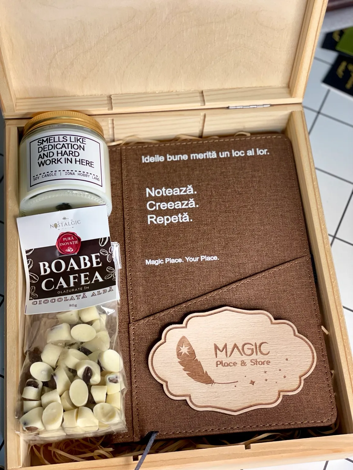 Cutie de lemn cu agendă maro gravată, borcan și pungă de cafea