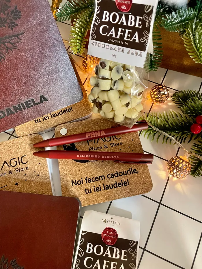 Detaliu de pachet cu agendă gravată Daniela, pixuri și accesorii din plută