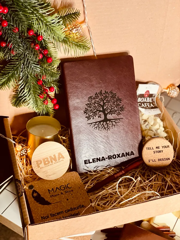 Pachet de sărbători cu agendă gravată Elena-Roxana, lumânare și accesorii din plută