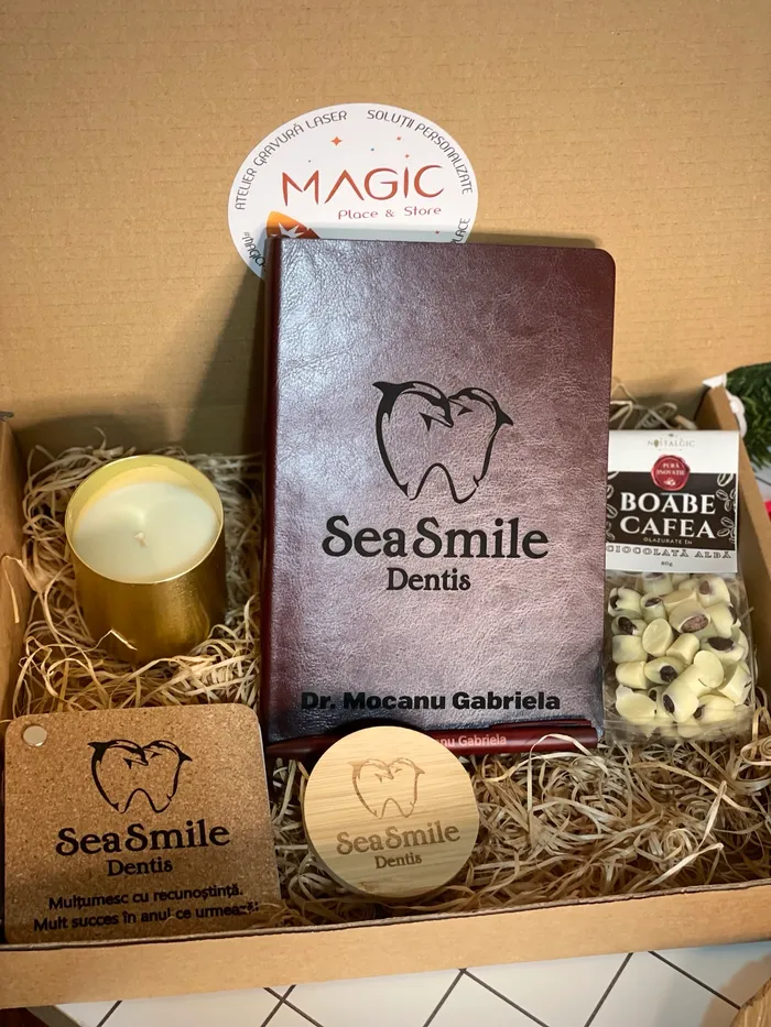 Cutie cadou SeaSmile cu agendă gravată, lumânare și accesorii cu logo