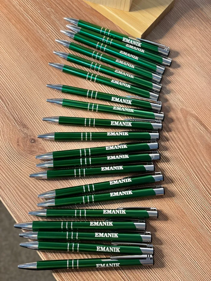 Serie de pixuri verzi inscripționate cu logo Emanik