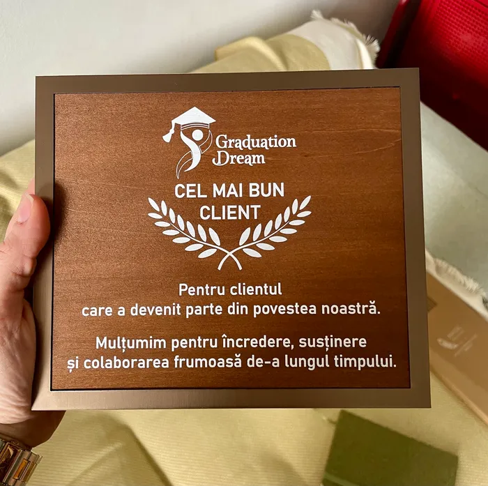 Plachetă maro Graduation Dream, cu mesaj de mulțumire pentru cel mai bun client
