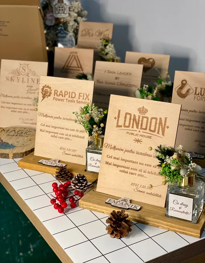Detaliu al plachetelor din lemn cu logo-uri London, Rapid Fix și Skyline