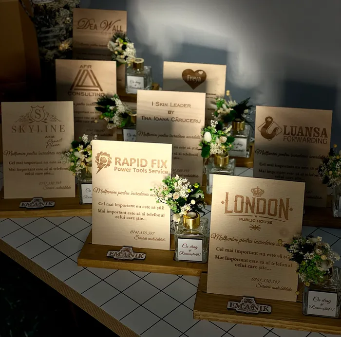 Plachete corporate din lemn cu logo-uri, texte gravate și suporturi decorative