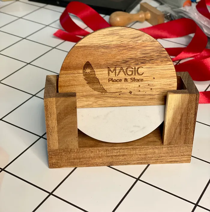Suporturi rotunde de pahar cu logo Magic Place, într-o cutie de lemn