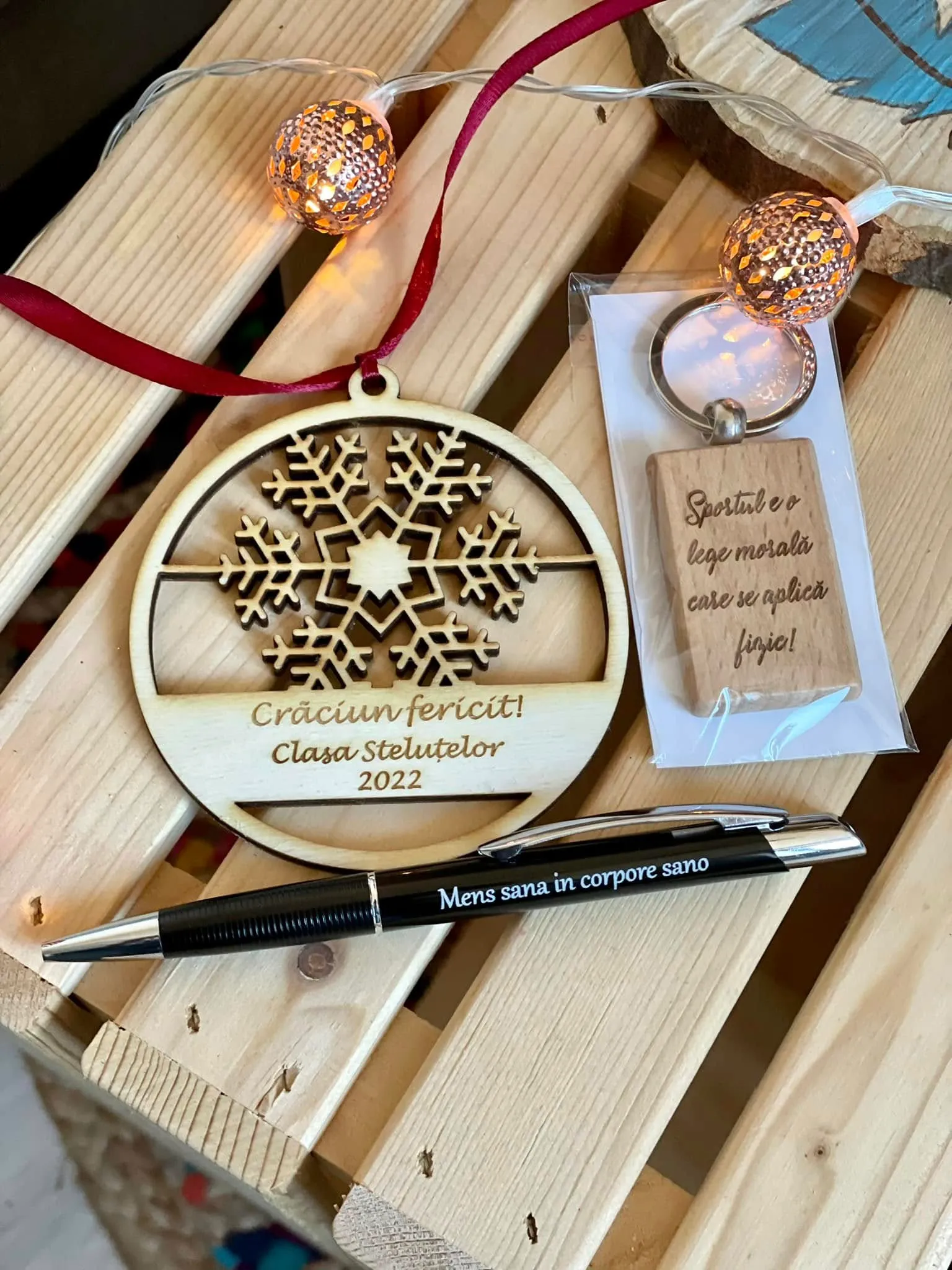 Ornament de Crăciun din lemn gravat cu mesaj „Crăciun fericit!"