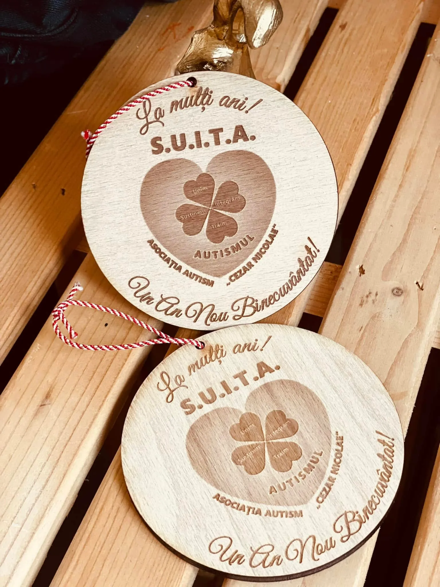 Element decorativ pentru Paște din lemn gravat
