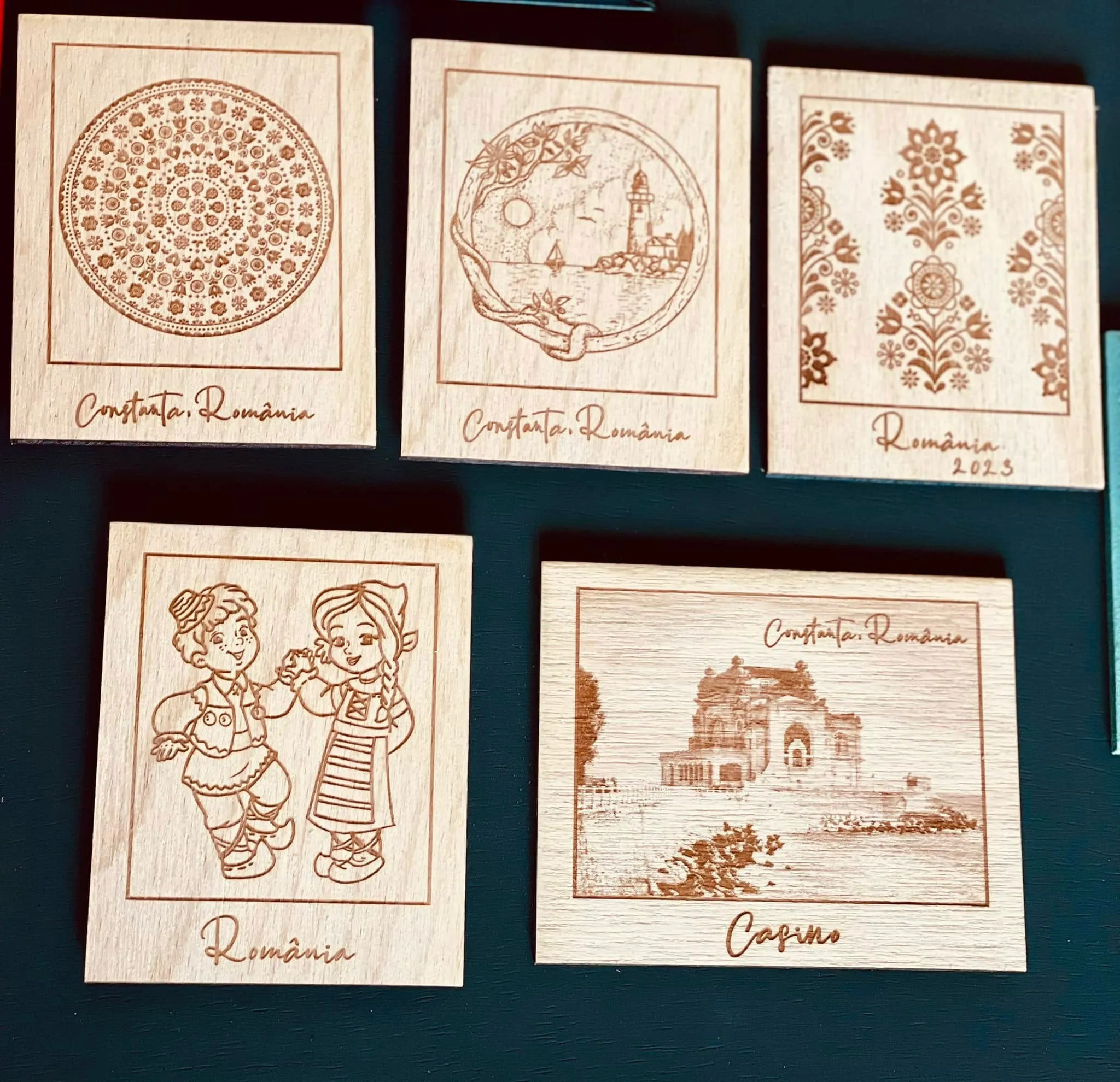 Lucrări gravate cu motive variate din atelierul Magic Place & Store