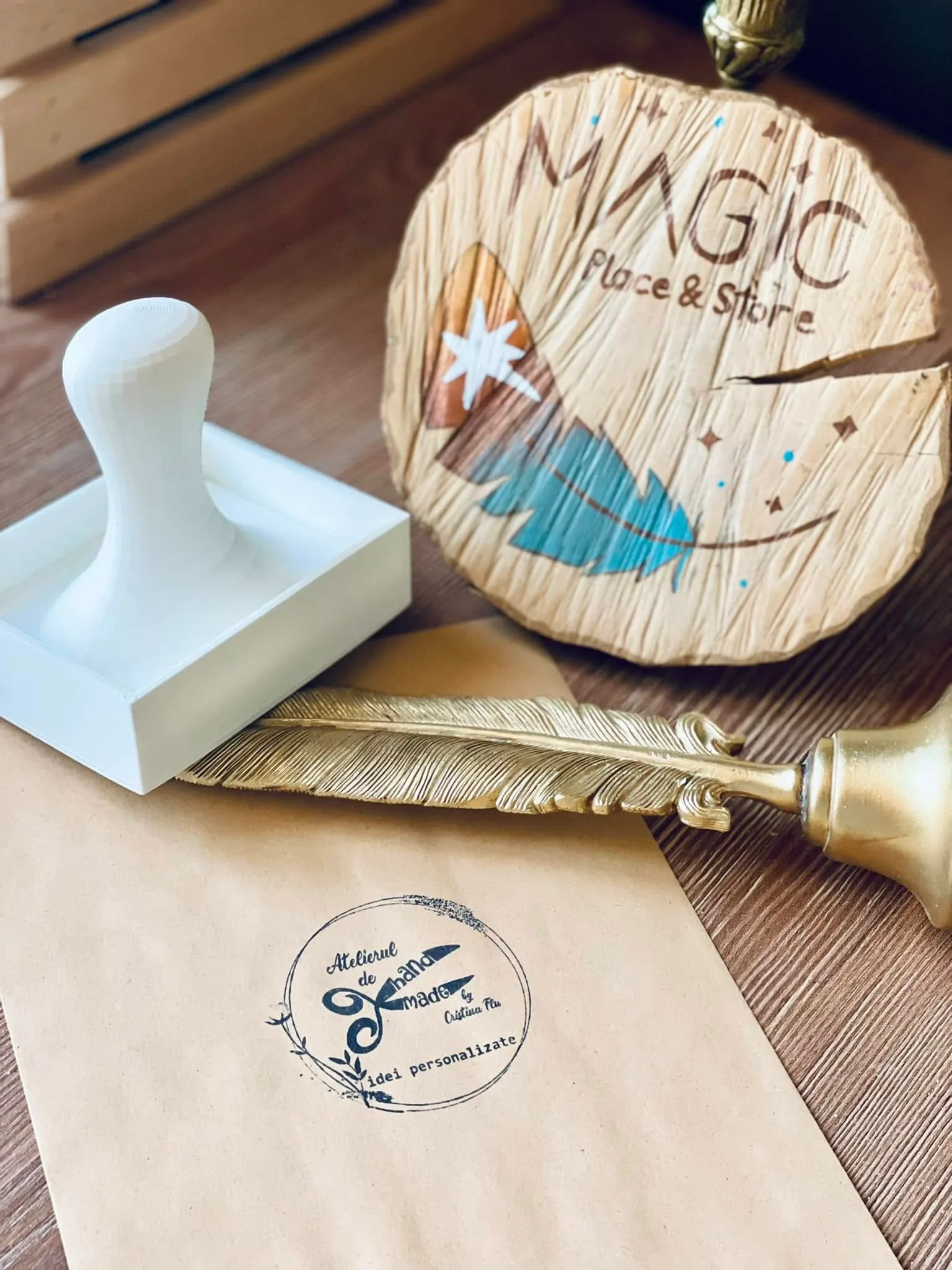 Ștampilă de logo aplicată pe ambalaj de carton