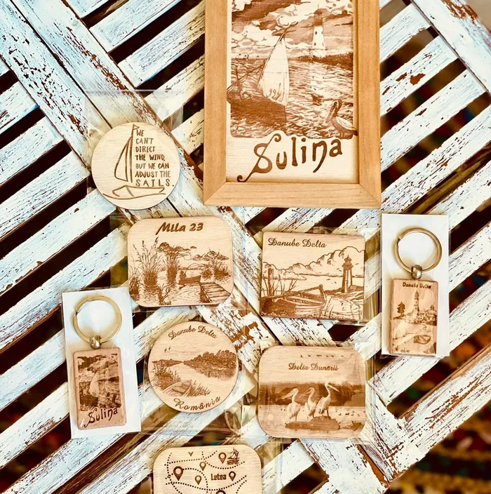 Set suveniruri Sulina cu plăcuțe și semne de carte gravate