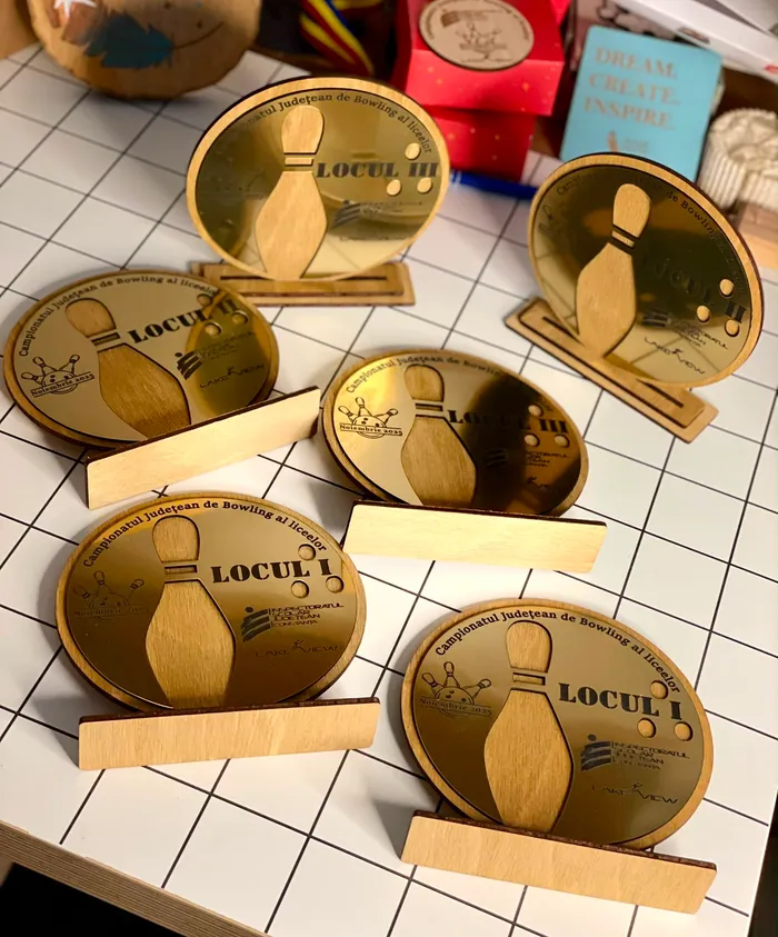 Set de trofee pentru campionatul de bowling al liceelor