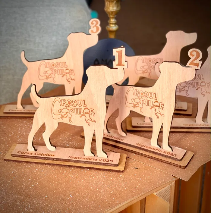 Trofee în formă de câine pentru cursa cățeilor de la Crosul Copiilor