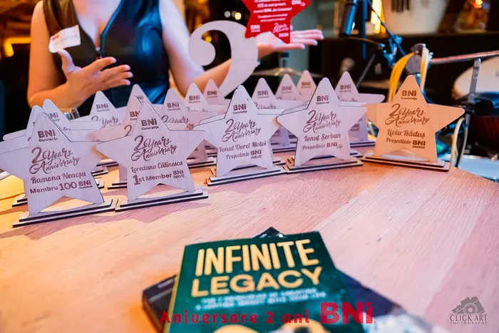 Trofee aniversare pregătite pe masa de premiere