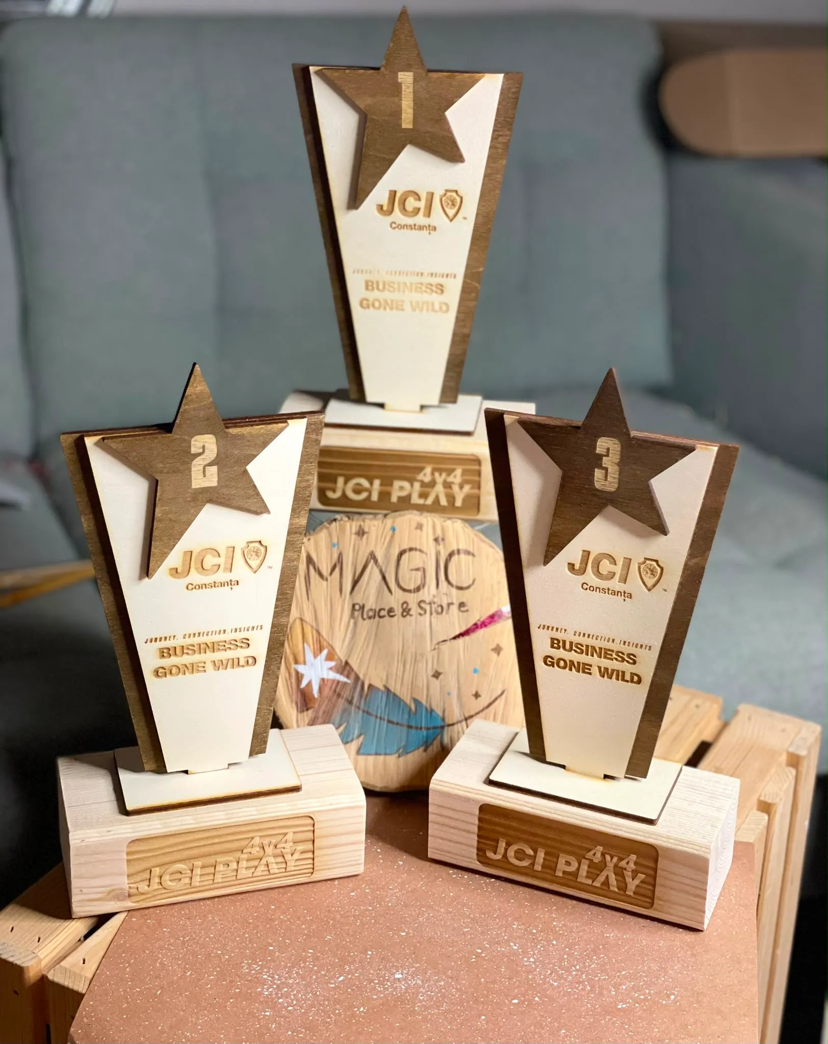 Trofee pentru locurile 1, 2 și 3 la un concurs de tineret