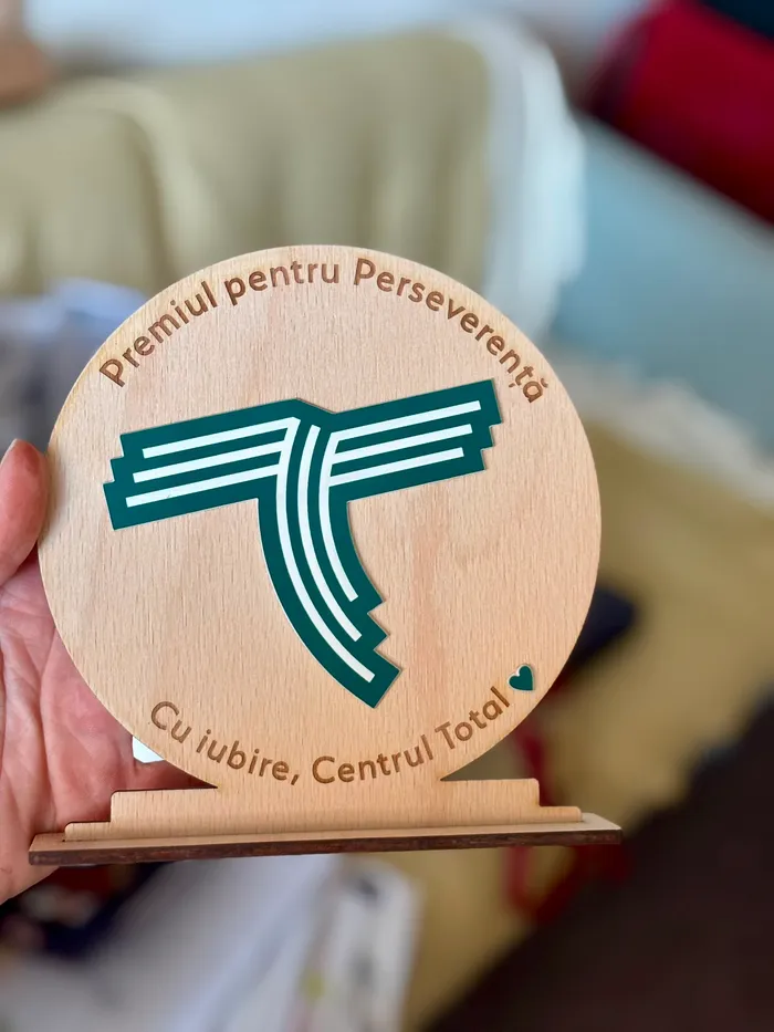 Premiul pentru Perseverență, trofeu rotund din lemn